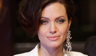 Джоли кардинально сменила имидж Джоли кардинально сменила имидж