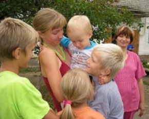 Тринадцатилетняя девочка несколько месяцев заменяла мать своим братьям и сестрам За много месяцев Андрюшка привык к рукам старшей сестры, мама стоит за спиной... Фото: Александр Федосов