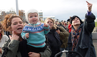 Исландские демонстранты напали на премьера Исландские демонстранты напали на премьера