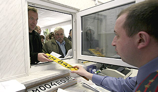 ГИБДД будет стоять рядом с автосалонами ГИБДД будет стоять рядом с автосалонами