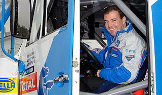 Медведев прокатился на КАМАЗе по Кремлю Медведев прокатился на КАМАЗе по Кремлю