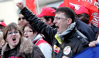 В Париже возвели новые баррикады В Париже возвели новые баррикады