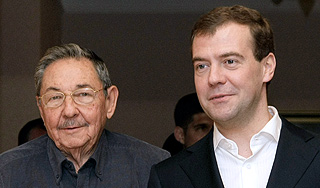 Медведев накормил Кастро салом Медведев накормил Кастро салом