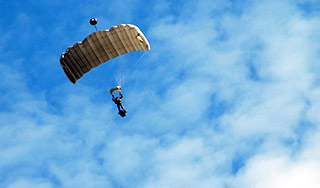 Парашютист умер в воздухе во время прыжка Парашютист умер в воздухе во время прыжка