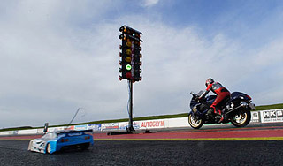 Спортбайк состязался с игрушечным авто Спортбайк состязался с игрушечным авто