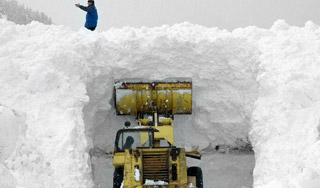 В Киргизии машины попали в снежный плен В Киргизии машины попали в снежный плен