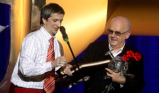 Для звезд театра приготовили гвозди Для звезд театра приготовили гвозди