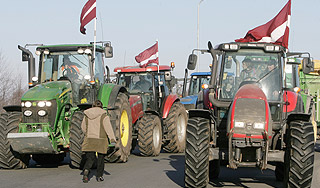 Крестьяне заблокироваи центр Риги Крестьяне заблокироваи центр Риги