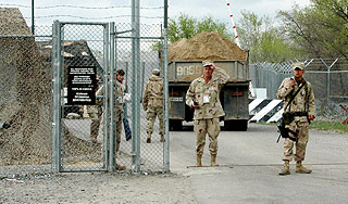 Киргизия закрывает военную базу США Киргизия закрывает военную базу США