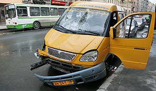 "Газель" врезалась в остановку с людьми "Газель" врезалась в остановку с людьми