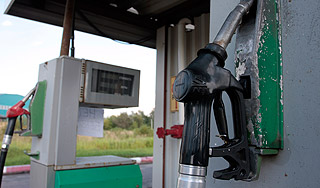 Бензин должен стоить около 20 руб. за литр Бензин должен стоить около 20 руб. за литр