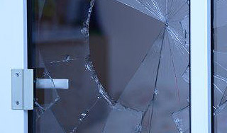 Подростки с битами атаковали школу Подростки с битами атаковали школу