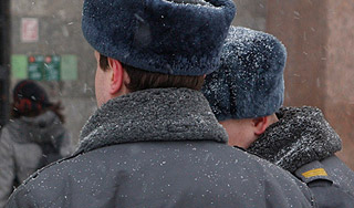 У милиционера хотели отнять пистолет У милиционера хотели отнять пистолет