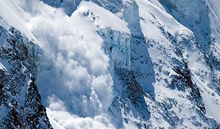 Лавина поглотила 14-летнего сноубордиста Лавина поглотила 14-летнего сноубордиста