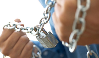 Родители приковали дочь цепями к батарее Родители приковали дочь цепями к батарее