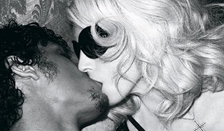 Мадонну застали в постели с Иисусом (фото) Мадонну застали в постели с Иисусом (фото)