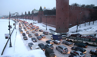 Снег остановил движение в Москве Снег остановил движение в Москве