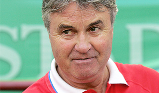 Хиддинк будет получать две зарплаты Хиддинк будет получать две зарплаты