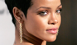 Бойфренд жестоко избил и покусал Рианну Бойфренд жестоко избил и покусал Рианну