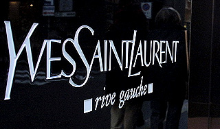 Влюбленным в Лондоне дарили сумки от YSL Влюбленным в Лондоне дарили сумки от YSL