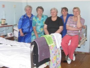 Голодовка на военном заводе в Брянске — это репетиция кризиса федерального масштаба Победители в больничной палате после голодовки. Крайняя справа — профсоюзный лидер Нина Глотова. Фото - Новая газета