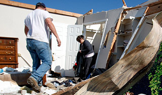 Уникальный торнадо снес крыши 120 домов Уникальный торнадо снес крыши 120 домов