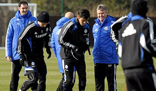 Хиддинк провел первую тренировку с "Челси" Хиддинк провел первую тренировку с "Челси"