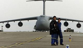 Киргизия голосует против базы США Киргизия голосует против базы США