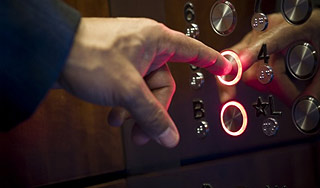 В универсаме Москвы сорвался лифт с людьми В универсаме Москвы сорвался лифт с людьми