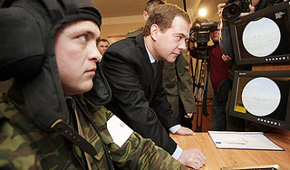 Медведев уточнил срок службы в армии Медведев уточнил срок службы в армии