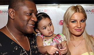 Пьер Нарцисс водит дочь по ночным клубам Пьер Нарцисс водит дочь по ночным клубам