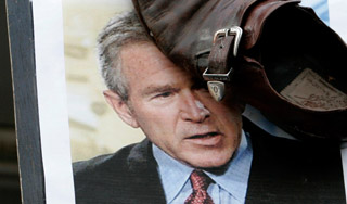 В Буша метнули ботинки из-за его улыбки В Буша метнули ботинки из-за его улыбки