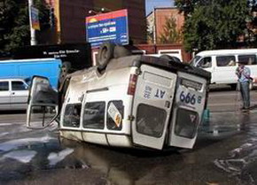 На Московском проспекте перевернулась маршрутка с пассажирами