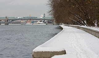 Из Москвы-реки вытащили двух пловцов Из Москвы-реки вытащили двух пловцов