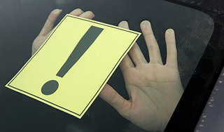 Начинающих водителей отметили спецзнаком Начинающих водителей отметили спецзнаком