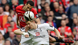 Павлюченко отдал английский Кубок Видичу Павлюченко отдал английский Кубок Видичу