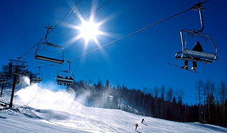 На курорте упал подъемник с лыжниками На курорте упал подъемник с лыжниками