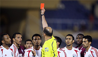 Число судей в футболе увеличится до пяти Число судей в футболе увеличится до пяти