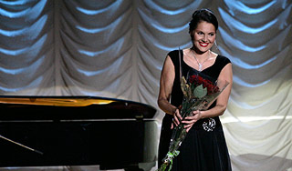 Грачевский принес цветы неформатной певице Грачевский принес цветы неформатной певице