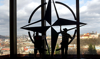 Россия усадит НАТО "на два стула" Россия усадит НАТО "на два стула"