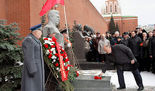 Коммунисты отметили похороны Сталина Коммунисты отметили похороны Сталина