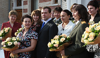 Медведев: Власти нужно больше женщин Медведев: Власти нужно больше женщин