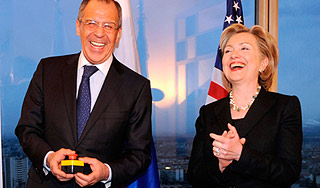 Клинтон подложила Лаврову кнопку Клинтон подложила Лаврову кнопку