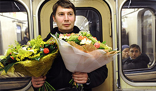 Экипаж МКС отмечает 8 Марта в скафандрах Экипаж МКС отмечает 8 Марта в скафандрах