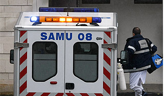 Поезд сбил футбольных болельщиков Поезд сбил футбольных болельщиков