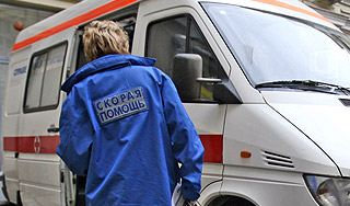 Крыша спорткомплекса рухнула на прохожего Крыша спорткомплекса рухнула на прохожего