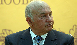 Лужков отправил детей учиться у пчел Лужков отправил детей учиться у пчел