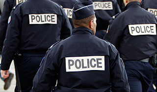 Под Парижем подростки атаковали полицию Под Парижем подростки атаковали полицию