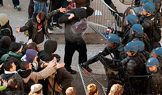 Французские студенты разгромили Монмартр Французские студенты разгромили Монмартр