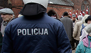 Латвия выдворила россиянина-антифашиста Латвия выдворила россиянина-антифашиста